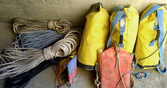 Le matériel prêt à partir le jeudi matin. Deux kits de cordes, les autres s'installant à rapidement depuis l'entrée, deux légers nourriture et boissons, et évidemment la perforatrice.