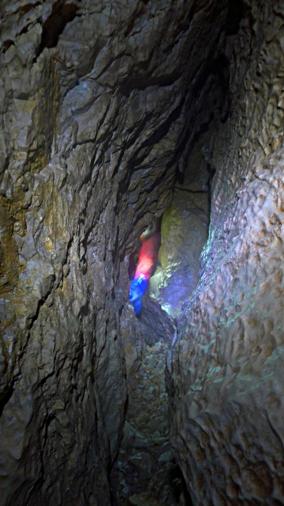 L'étroiture du "Cul Percé" élargie il y a une dizaine d'année lors de l'exploration des 50 derniers mètres du Rêveur