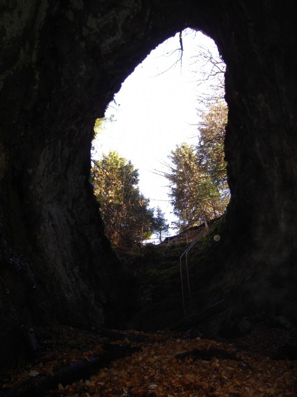 Entrée de la glacière vue de l'intérieur