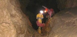Pose d'un CaveLink à la Grotte aux Fées